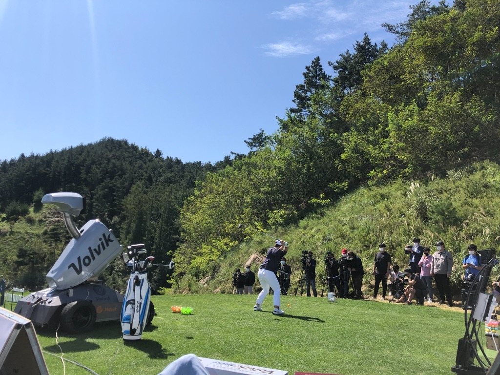 Se Ri Pak taking a swing beside the Rob-OT machine in a Volvik-branded livery at a Korean course